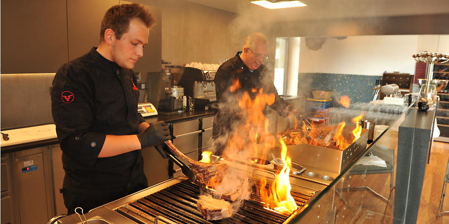Durch die im Raum integrierte Grillstelle sind die Gäste hautnah dabei