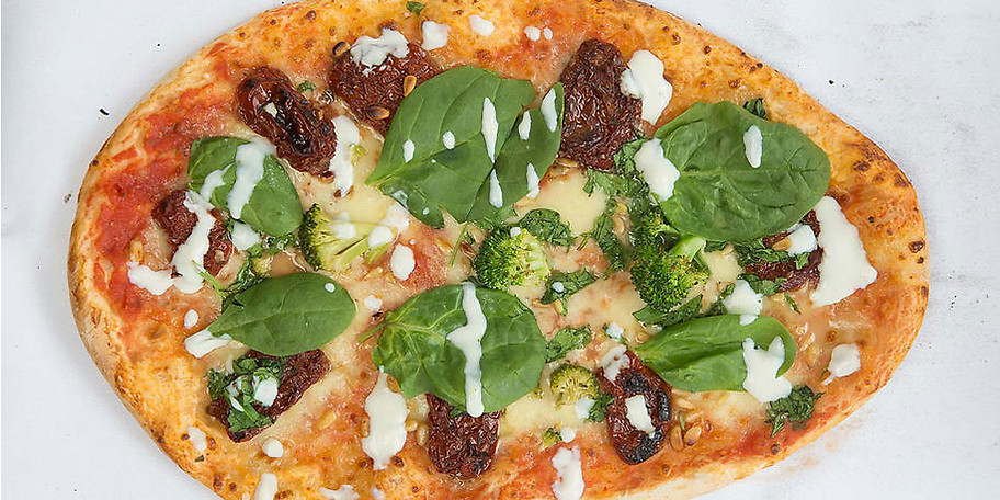 Das Markenzeichen von Little Italy - die kreativen ovalen Pizzen