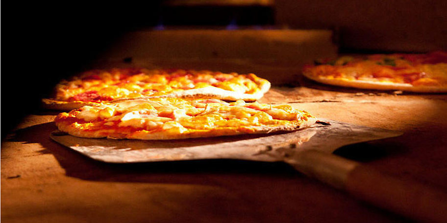 Genießen Sie unsere leckeren Pizzen aus dem Steinofen