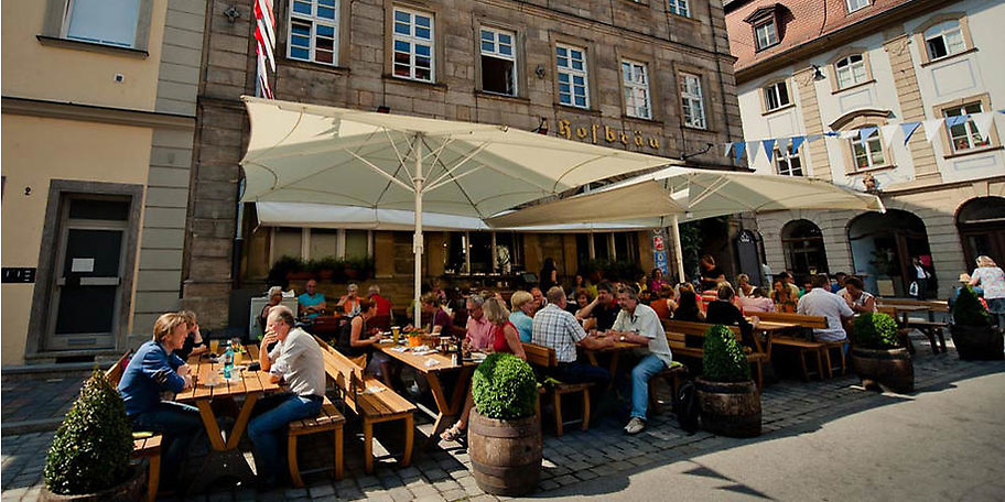 Gepflegter Jugendstil-Charakter im Restaurant und geselliges Beieinander auf den Sitzplätzen vor dem Haus