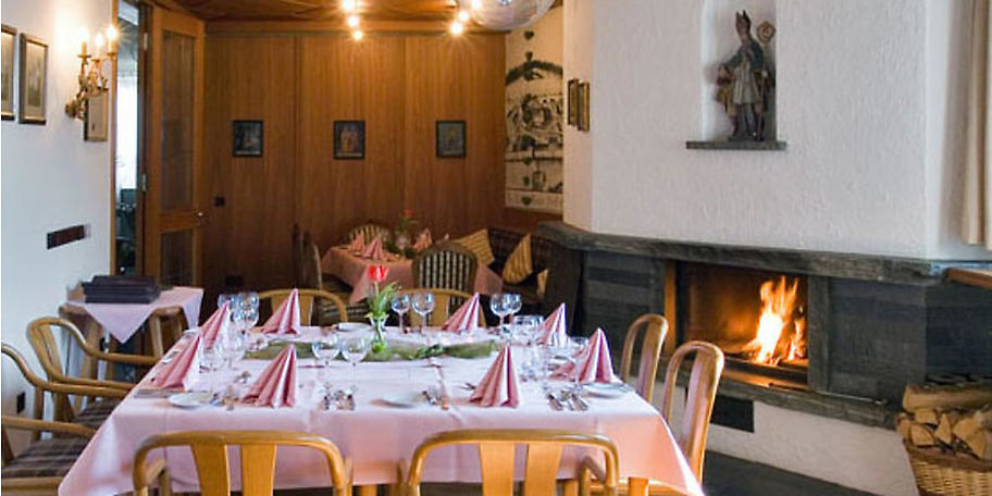 Genießen Sie köstliche Speisen im gemütlichen Kaminzimmer des Klosterhofs Gutenzell