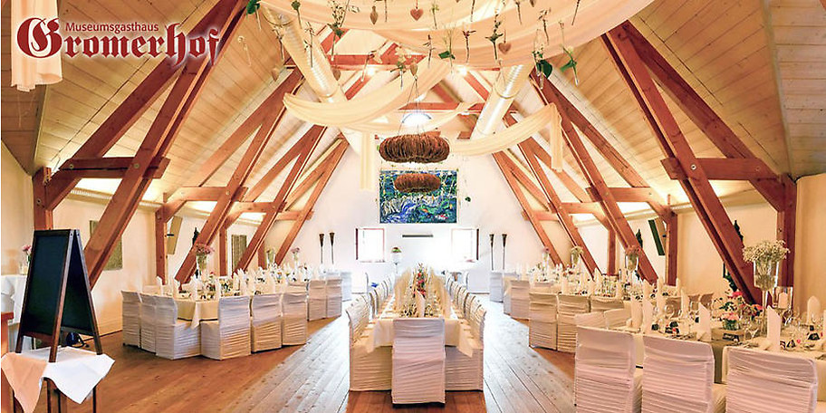 Festlich dekorierter Raum im Museumsgasthaus Gromerhof in Illerbeuren