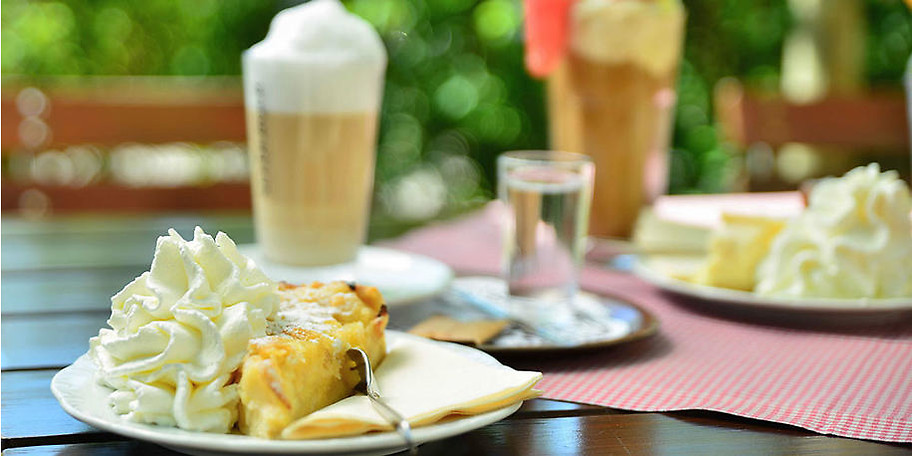 Genießen Sie leckere hausgemachte Kuchen und Kaffeespezialitäten