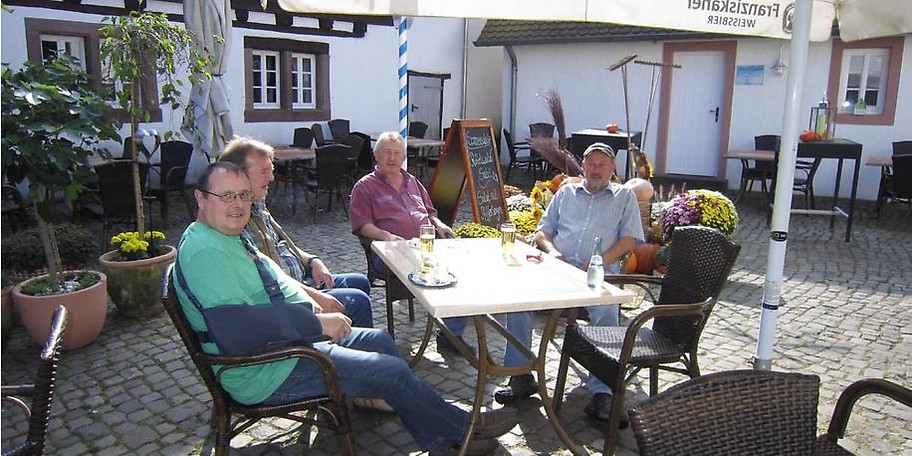 Genießen Sie die historische Umgebung, leckere Gaumenfreuden und einen freundlichen Service!