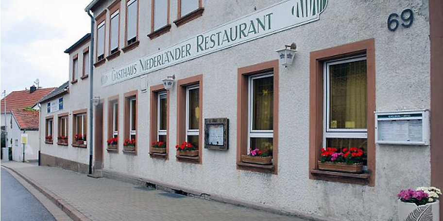Außenansicht des Gasthaus Niederländer in Mandelbachtal
