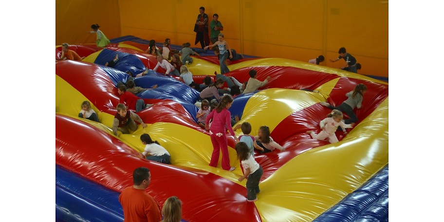 Der Kinderspielpark bietet viele Indoor-Aktivitäten wie den Wabbleberg
