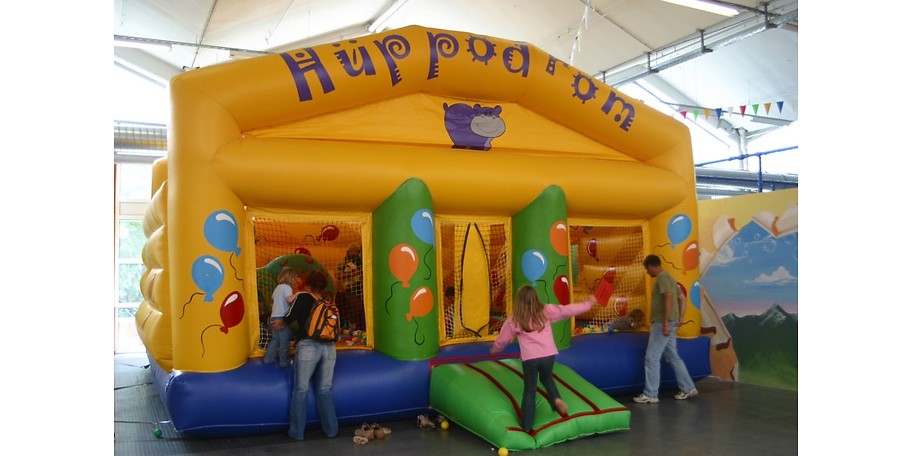 Auch eine Hüpfburg gehört zu den Indoor-Angeboten von Lollihop