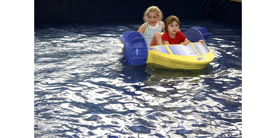 Der Kinderspielplatz verfügt über einen Mini-See in der Halle