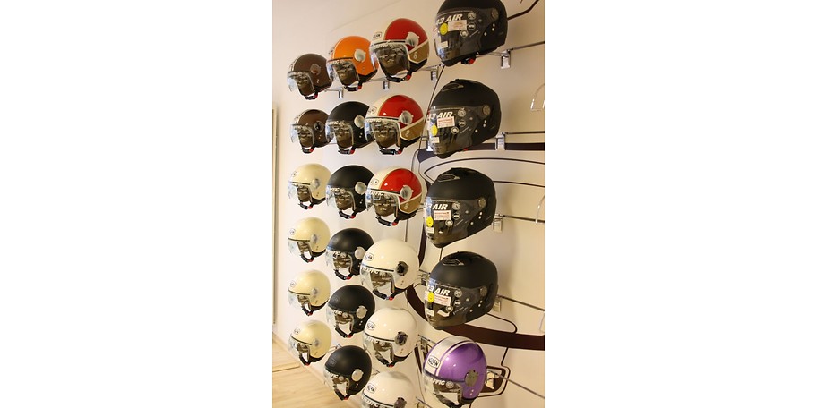 Helme und Motorradzubehör gibts zu einem guten Preis im helm and more