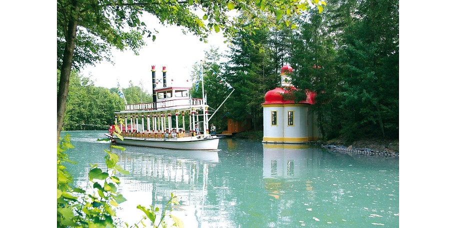 Mit dem Raddampfer um den Bayern-Park-See
