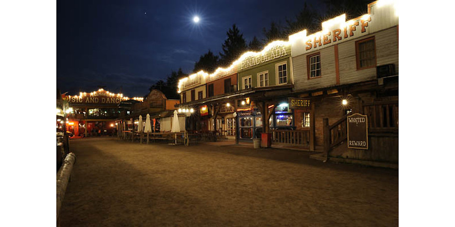 Die Westernstadt bei Nacht
