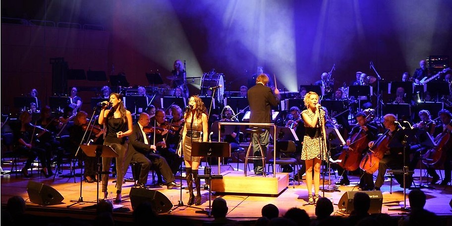 Erleben Sie am 6. November in der Philharmonie am Gasteig die Wucht eines Rockkonzerts gepaart mit der Klangfülle eines großen klassischen Orchesters