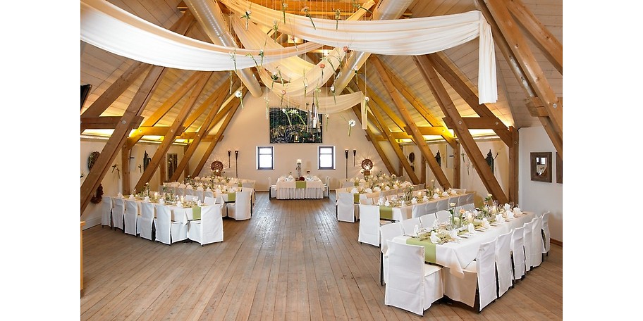 Festlich dekorierter Raum im Museumsgasthaus Gromerhof in Illerbeuren