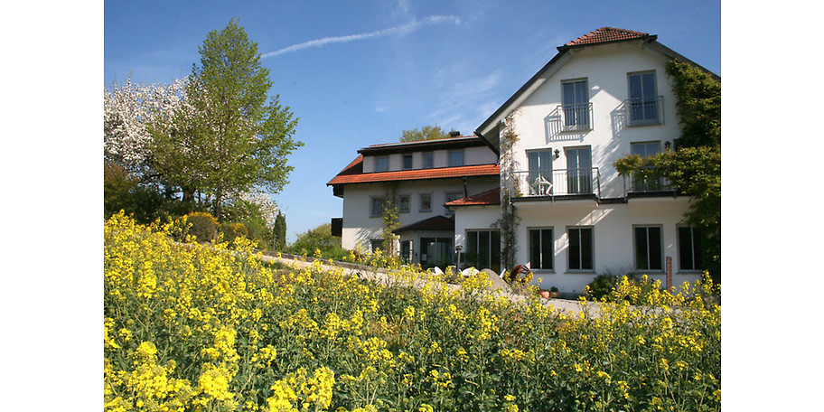 Wunderbare Außenansicht des Alten Kurhauses in Trabelsdorf