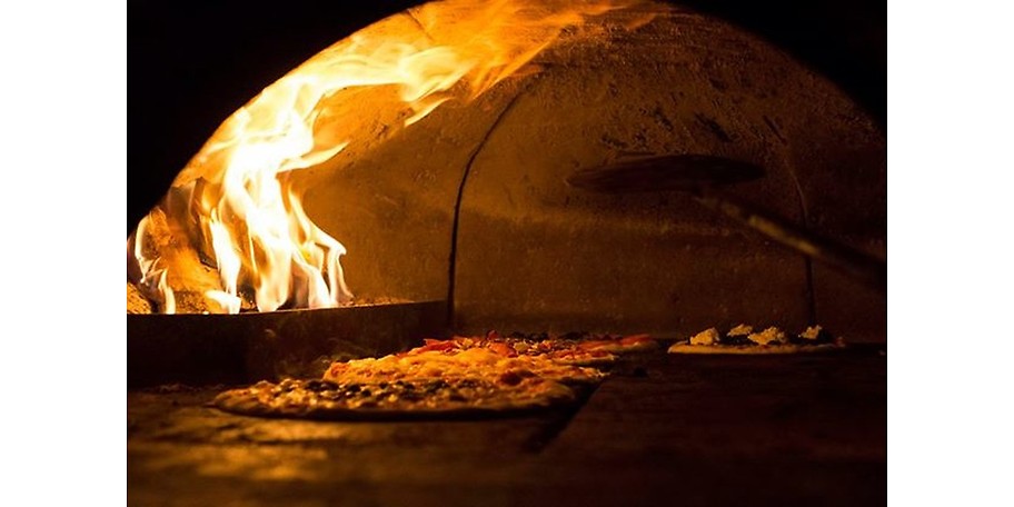 Das Hightlight bei Salino sind die traditionellen Holzoffenpizzen