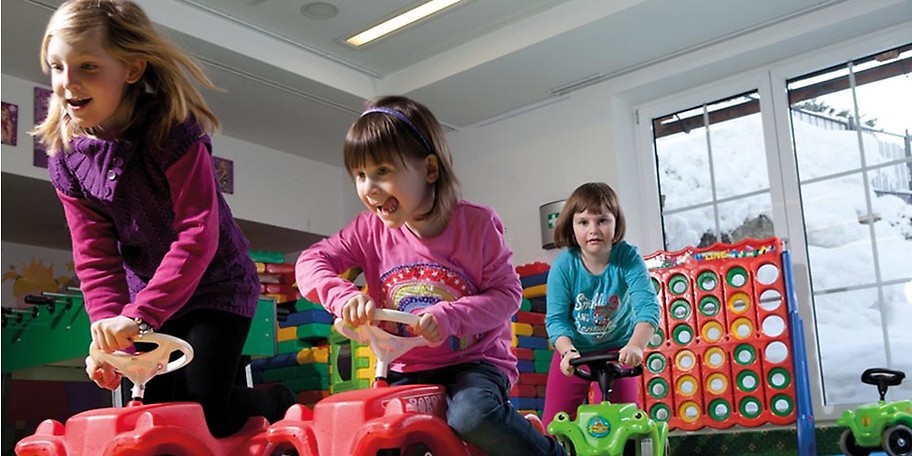 In Kesselinos Kinderwelt kümmern sich die Kinderbetreuerinnen liebevoll 70 Std pro Woche um Kinder ab 3 Jahren und 40 Std. um Kinder von 1-3 Jahren