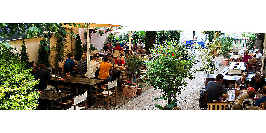 Besonders zu erwähnen ist auch der große mediterane Garten mit seinen über 300 Sitzplätzen, großen Bäumen und so vielen Palmen, dass man meint, direkt am Mittelmeer zu sitzen