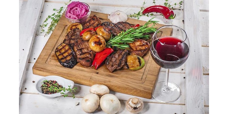 Der Grillteller mit Fleisch von regionalen Anbietern