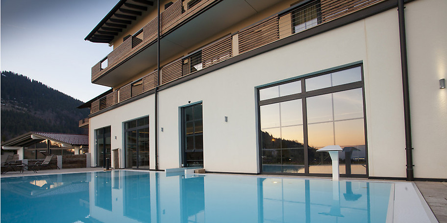 Genießen Sie das Alpin Spa mit Saunaland, Fitness-Studio, Wellnessbereich, Indoor- und Outdoor Pool und vielem mehr