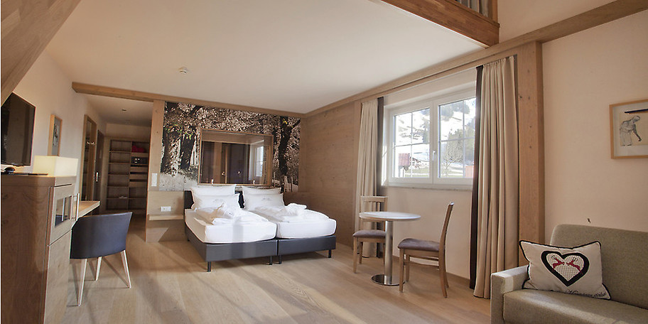 Mit sanften Erdtönen und erlesenem Interieur sind alle Zimmer und Suiten eingerichtet