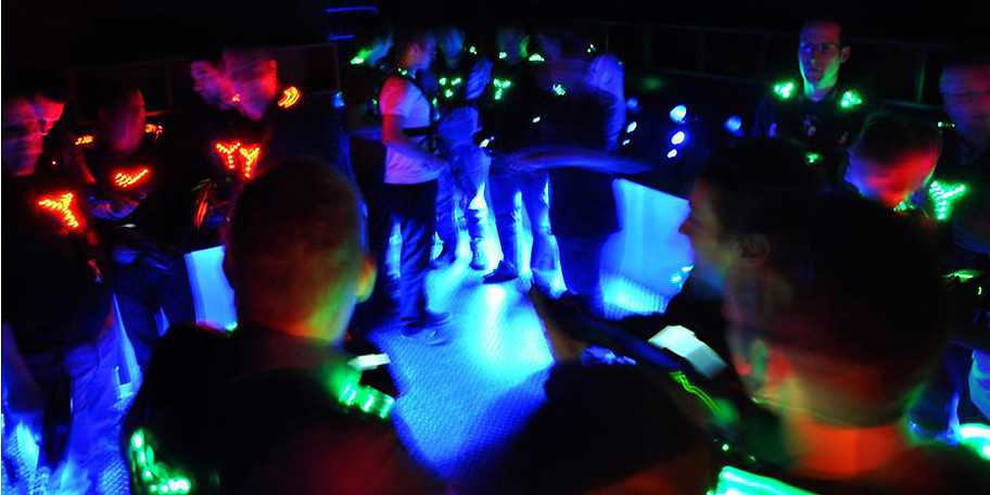 Lasertag spielt sich im dunklen Space-Labyrinth ab