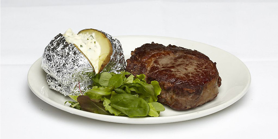 Rindsteak mit Ofenkartoffeln und Salat im Juleps München