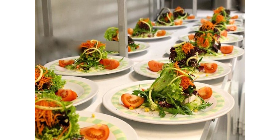 Frische Salate im Bambusgarten