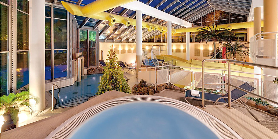 Erfreuen Sie sich an unserem großen Innenpool mit Kinderrutsche, einem Außenbecken sowie einem Schwallbrause Becken und einem Whirlpool