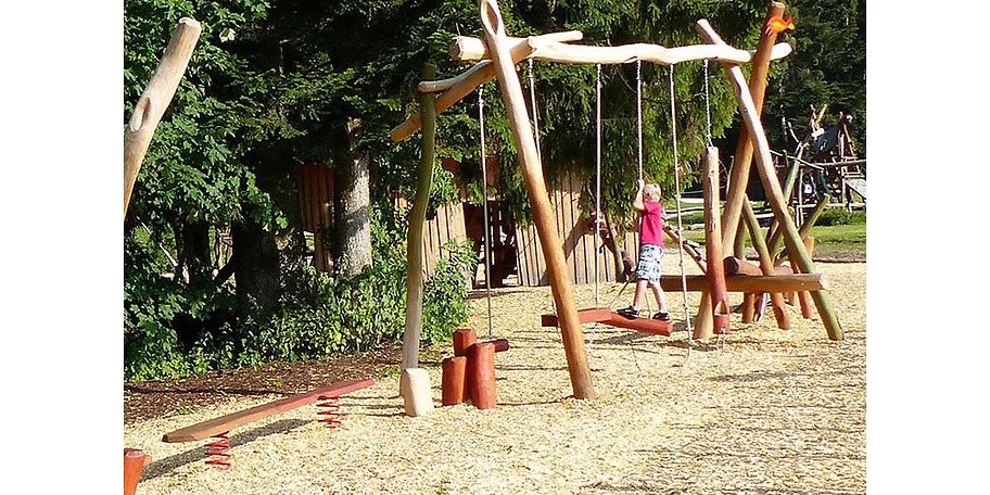 Ein Abenteuerspielplatz gehört in die freie Natur – so wie im skywalk allgäu Naturerlebnispark