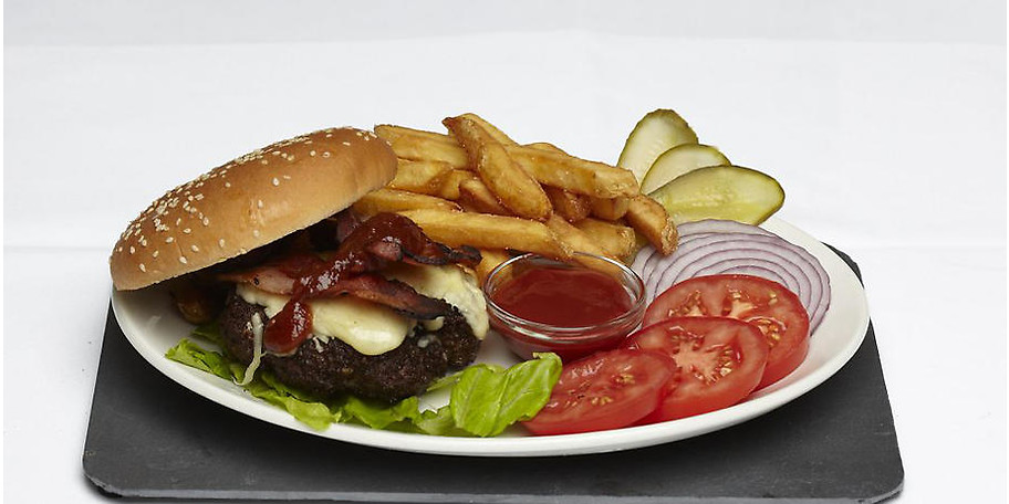Ein klassischer BBQ Bacon Cheeseburger im Juleps