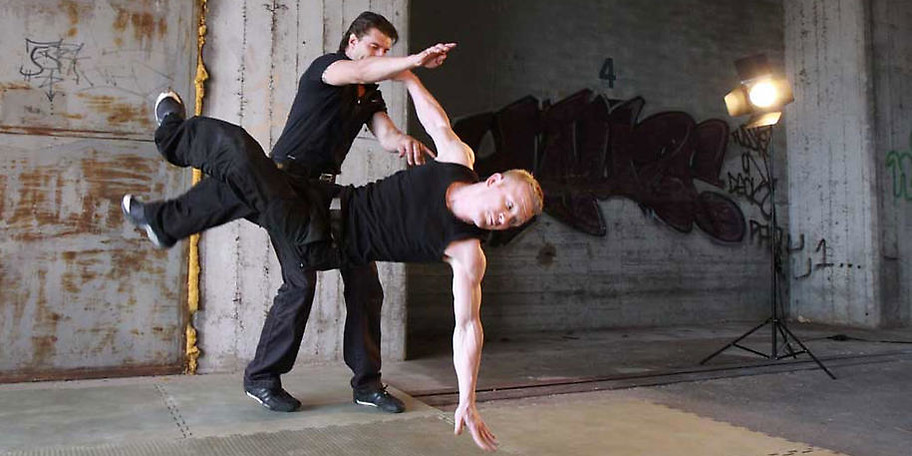 Das Street Fighting System (SFS) wurde entwickelt, um jedem Menschen eine realistische Chance der Selbstverteidigung zu bieten