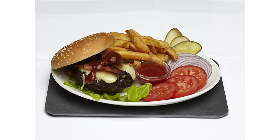 Ein klassischer BBQ Bacon Cheeseburger wie man ihn nur im Juleps bekommt