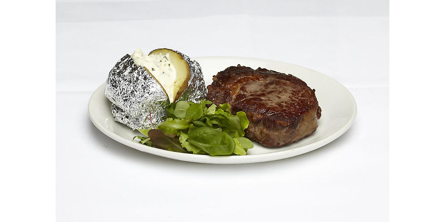 Rindsteak mit Ofenkartoffeln und Salat im Juleps München