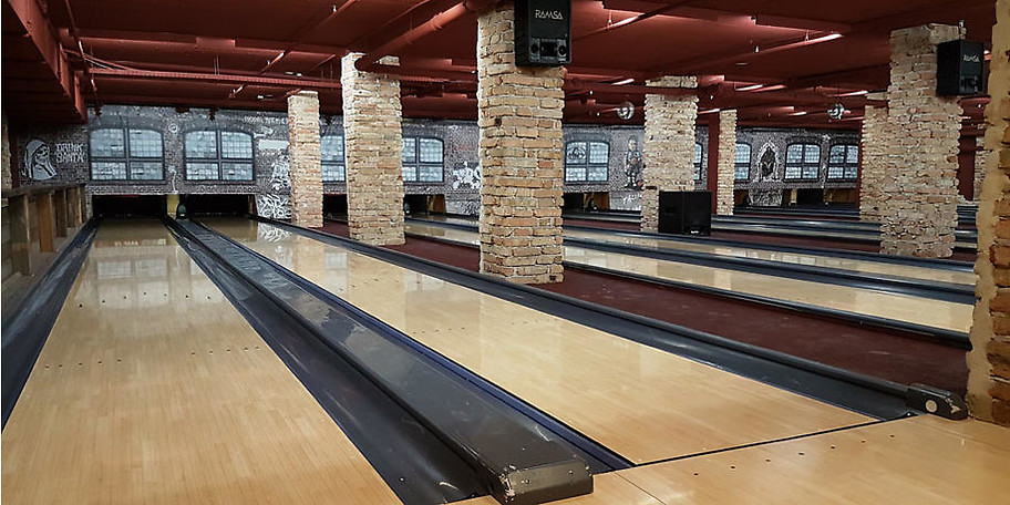 BOB'S in München bietet volle Action auf 15 Bowlingbahnen