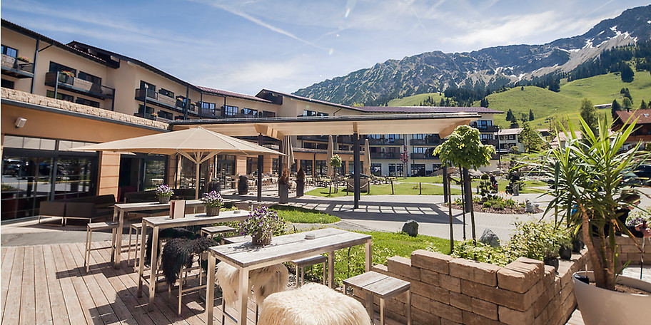 Genießen Sie die Sonne auf der Terrasse mit Blick auf die Berge