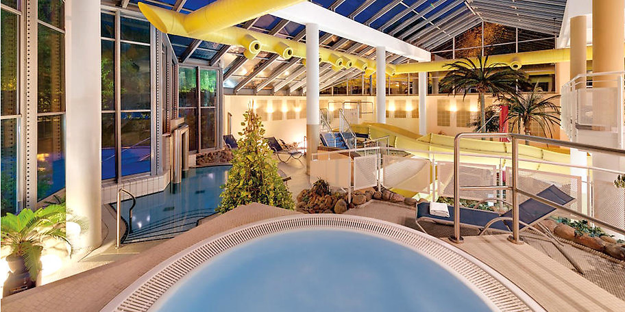 Erfreuen Sie sich an unserem großen Innenpool mit Kinderrutsche, einem Außenbecken sowie einem Schwallbrause Becken und einem Whirlpool