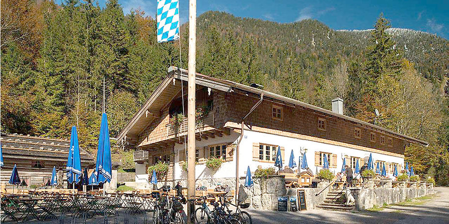 Idyllische Terrasse des Gasthofs Schwaigeralm